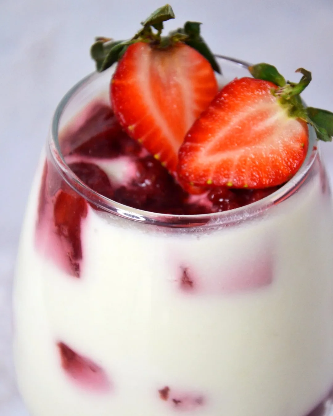 Клубника в несладких блюдах и быстрые десерты 🍓

Сейчас самый пик сезона клубники, и мы предлагаем 
