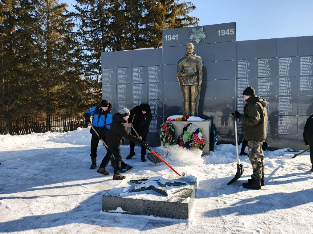 Волонтеры отряда "Чистое сердце" Чингисской школы организовали акцию "к обелиску".
В преддверии праз