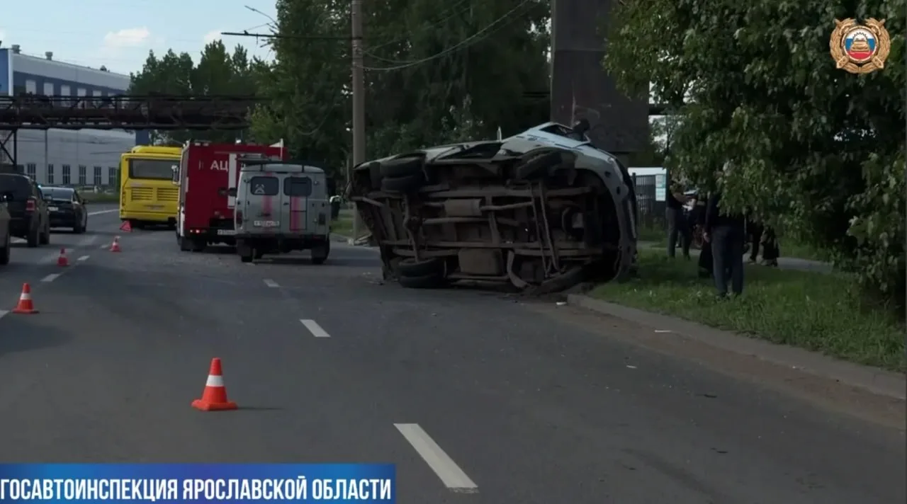 В Ярославле на проспекте Октября столкнулись ГАЗель и автобус. ГАЗель опрокинулась, шесть человек по