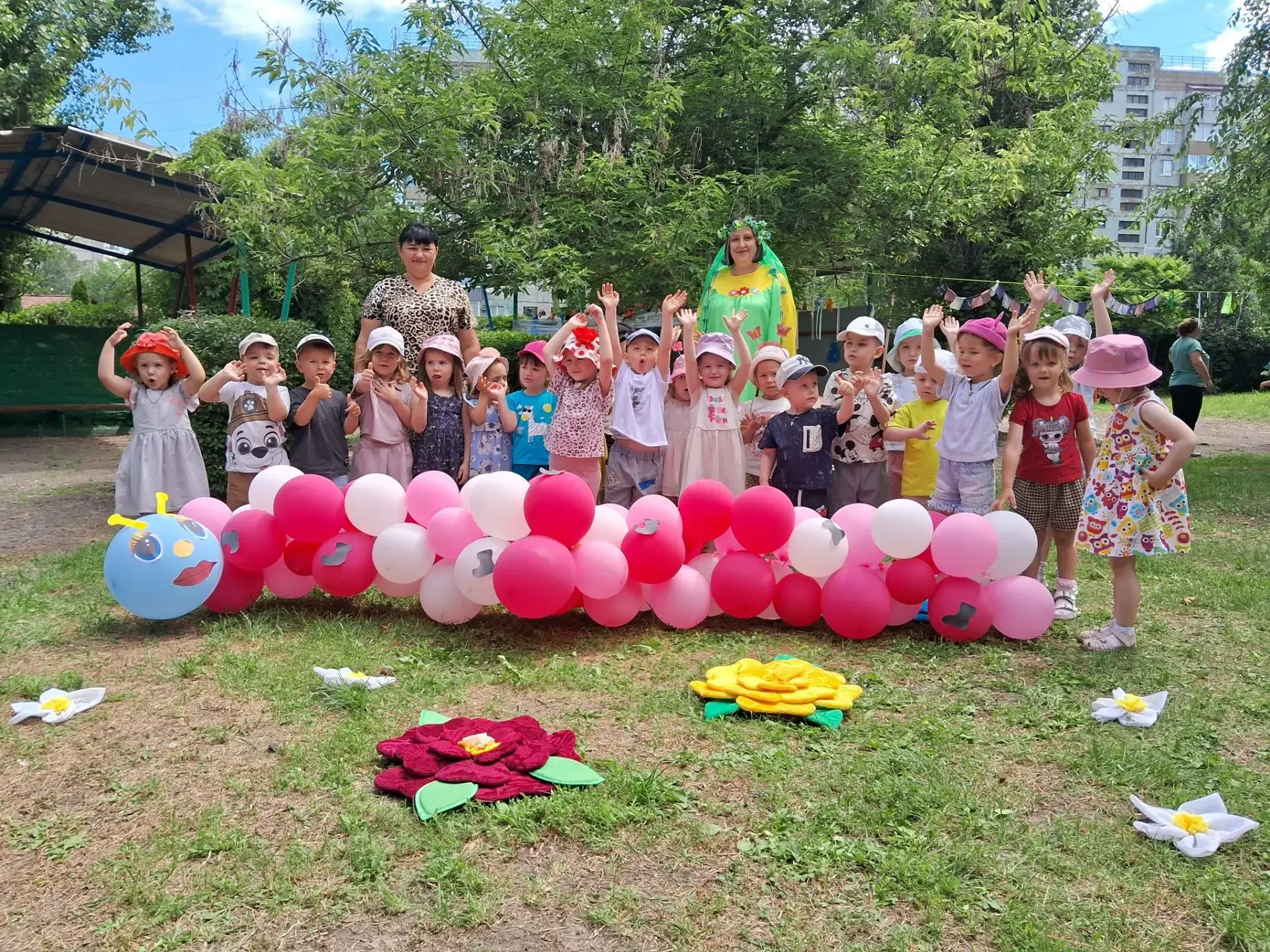 🐞🐝🦋 Сегодня прошел увлекательный досуг на прогулке «В гости к насекомым» в средних г...