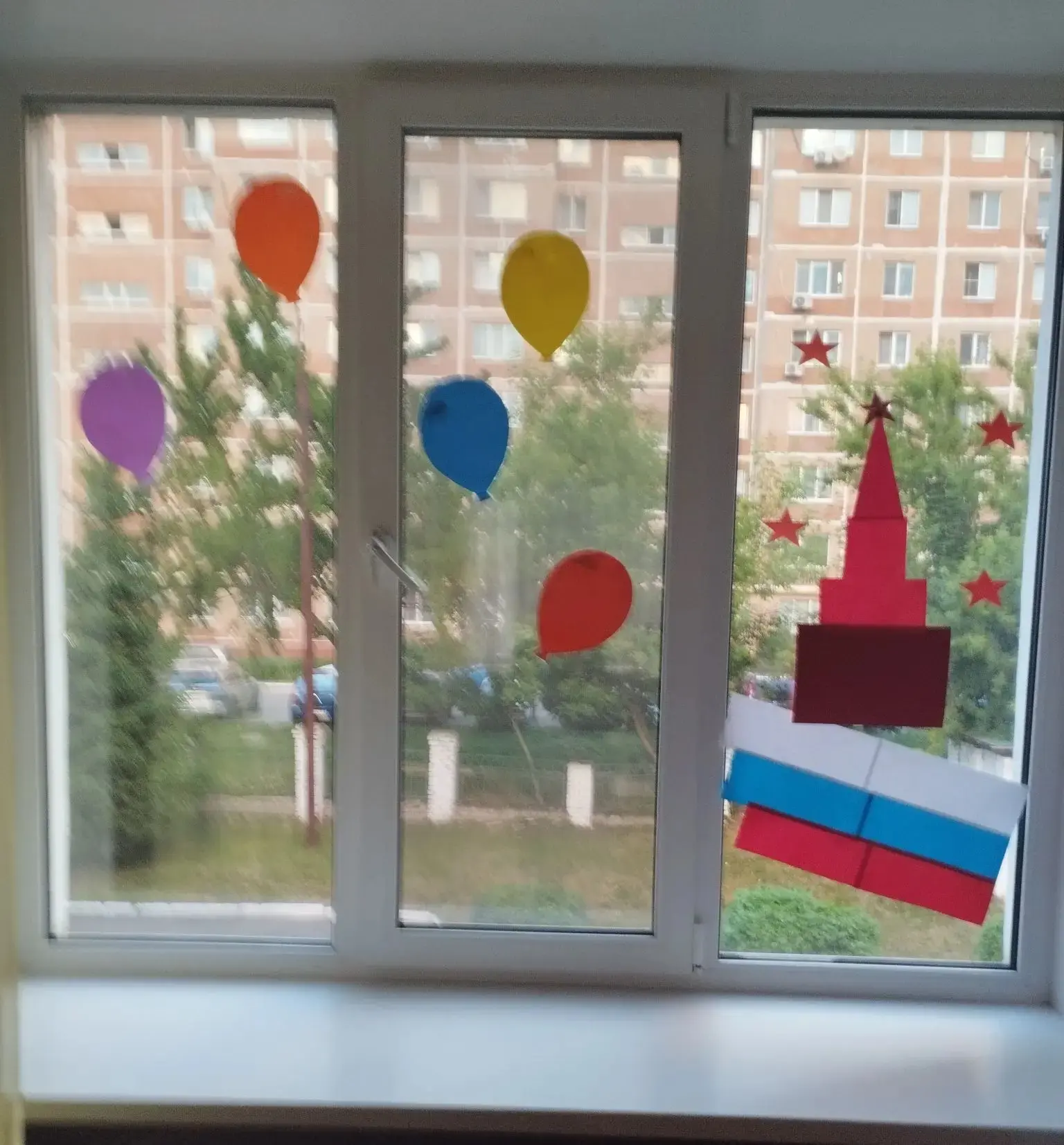 12 июня мы отмечаем День России! К этому празднику дети в украшают окна,  готовят открытки, изучают 