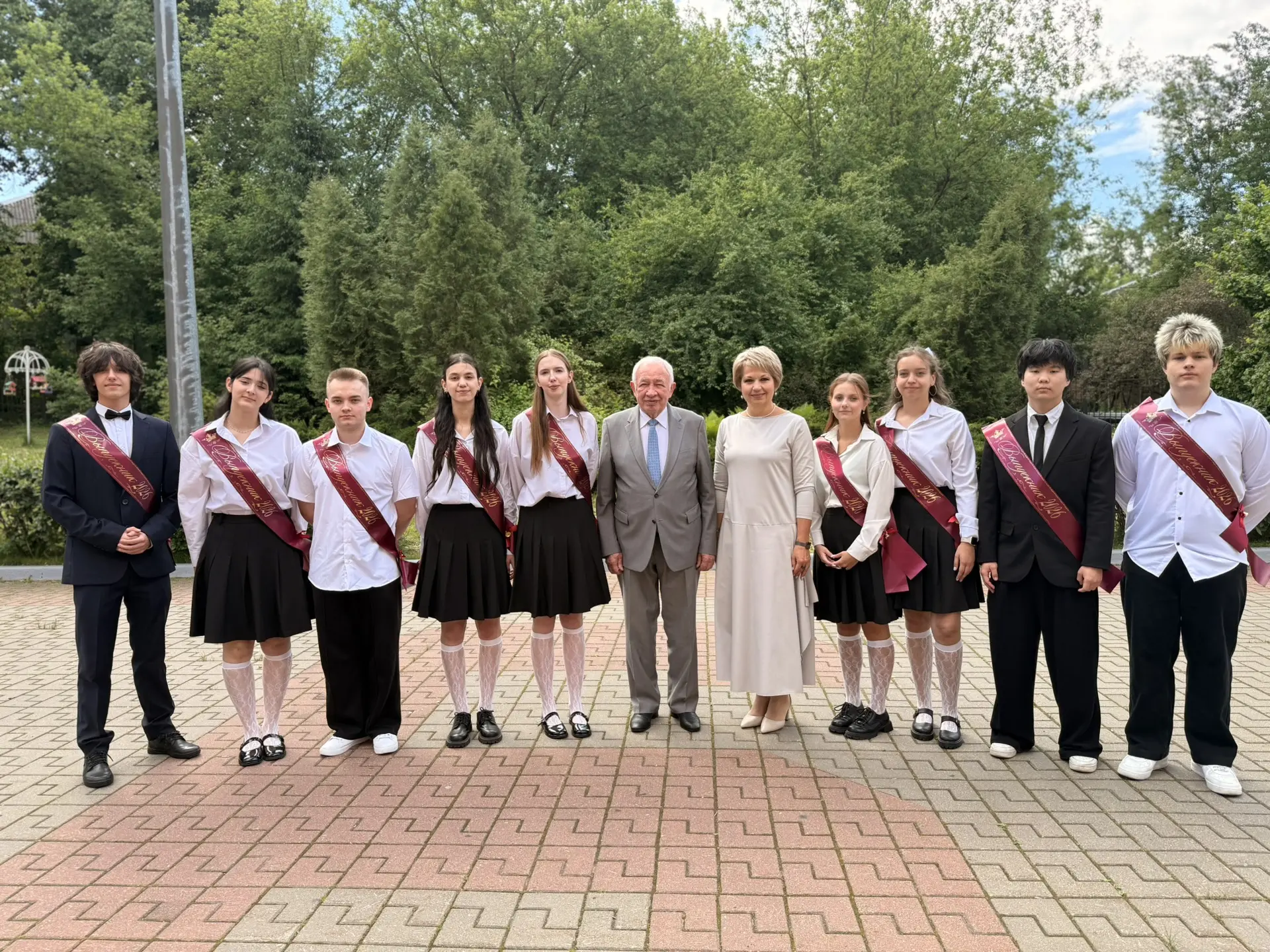 Дорогие выпускники😊 Сегодня звучит последний звонок — символ окончания чудесного школьного времени и