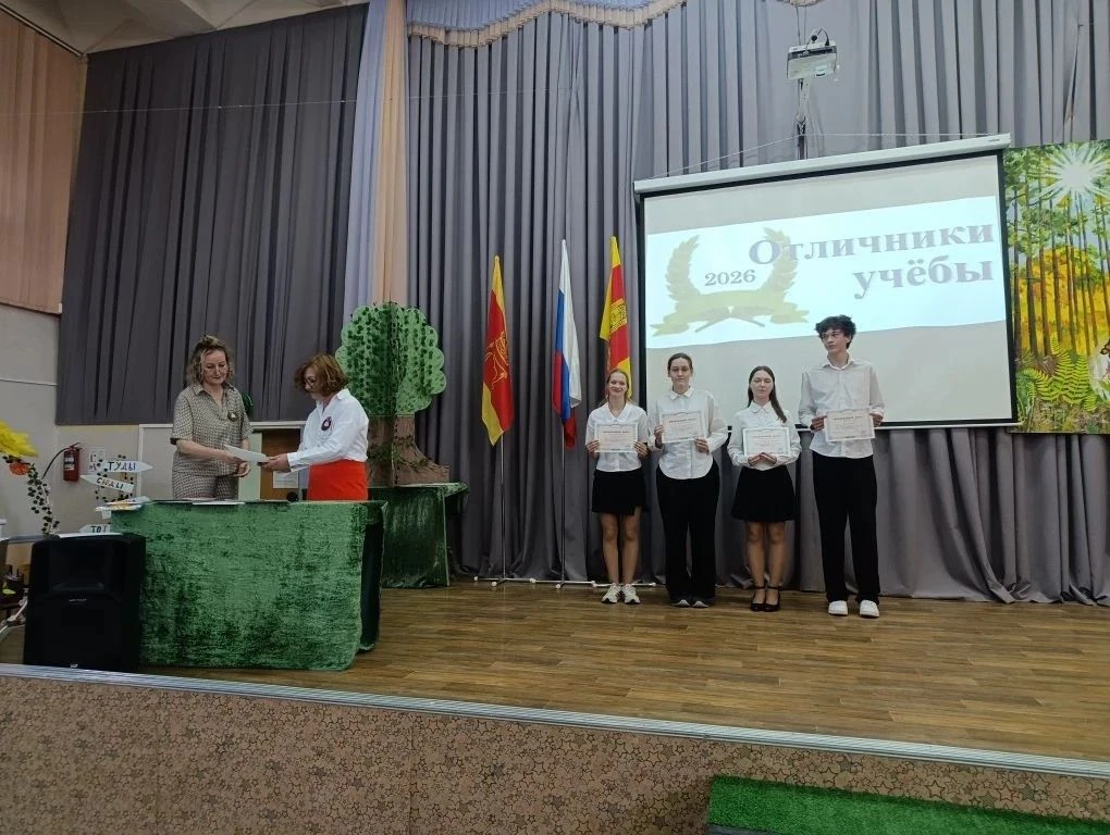 Фотографии с итоговой линейки 8 -х и 10-х классов!