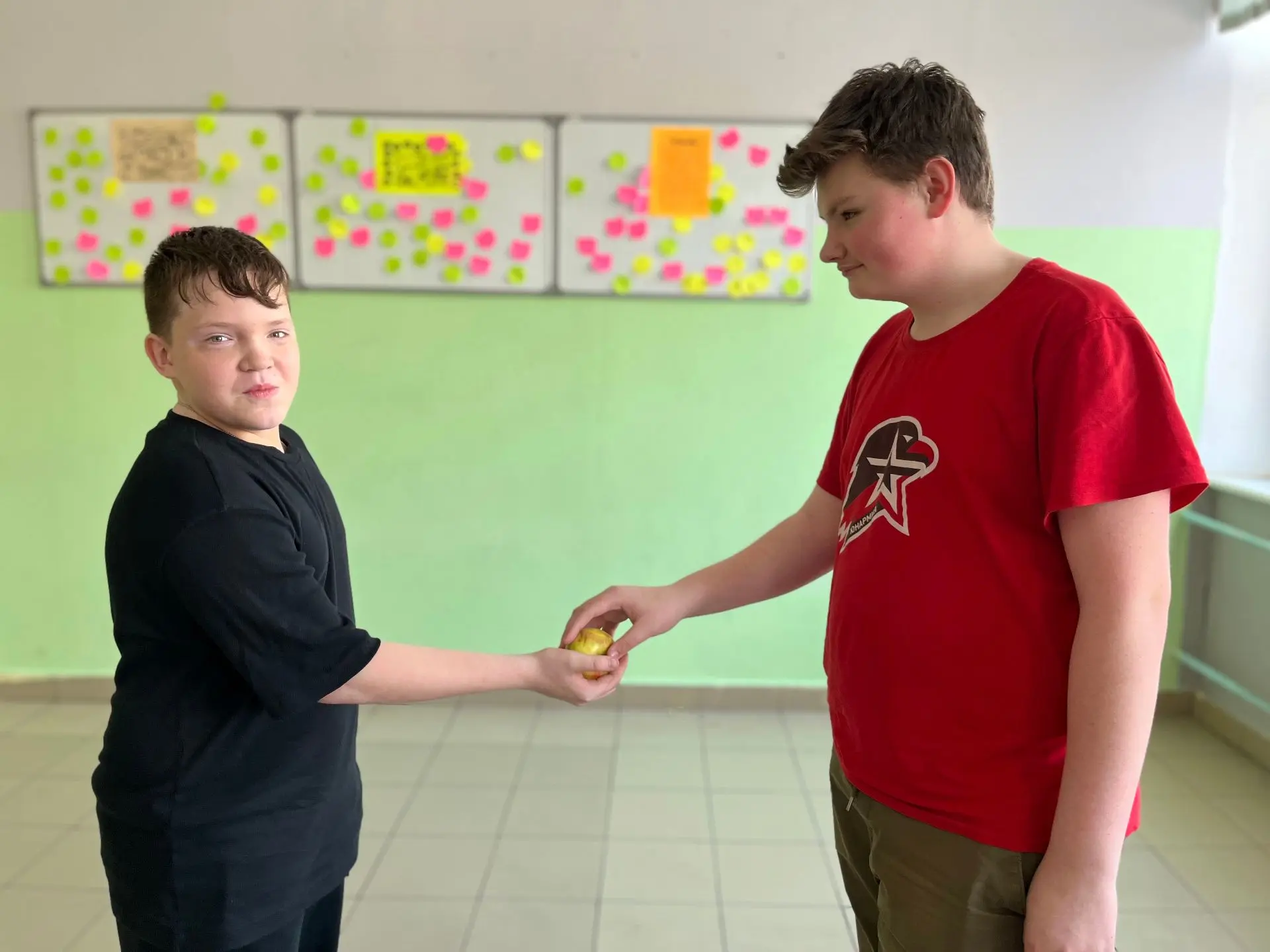 «Яблочный друг»  🍎 Вторая акция в честь Международного дня счастья — «Яблочный друг»!  ✨ Ребята прин