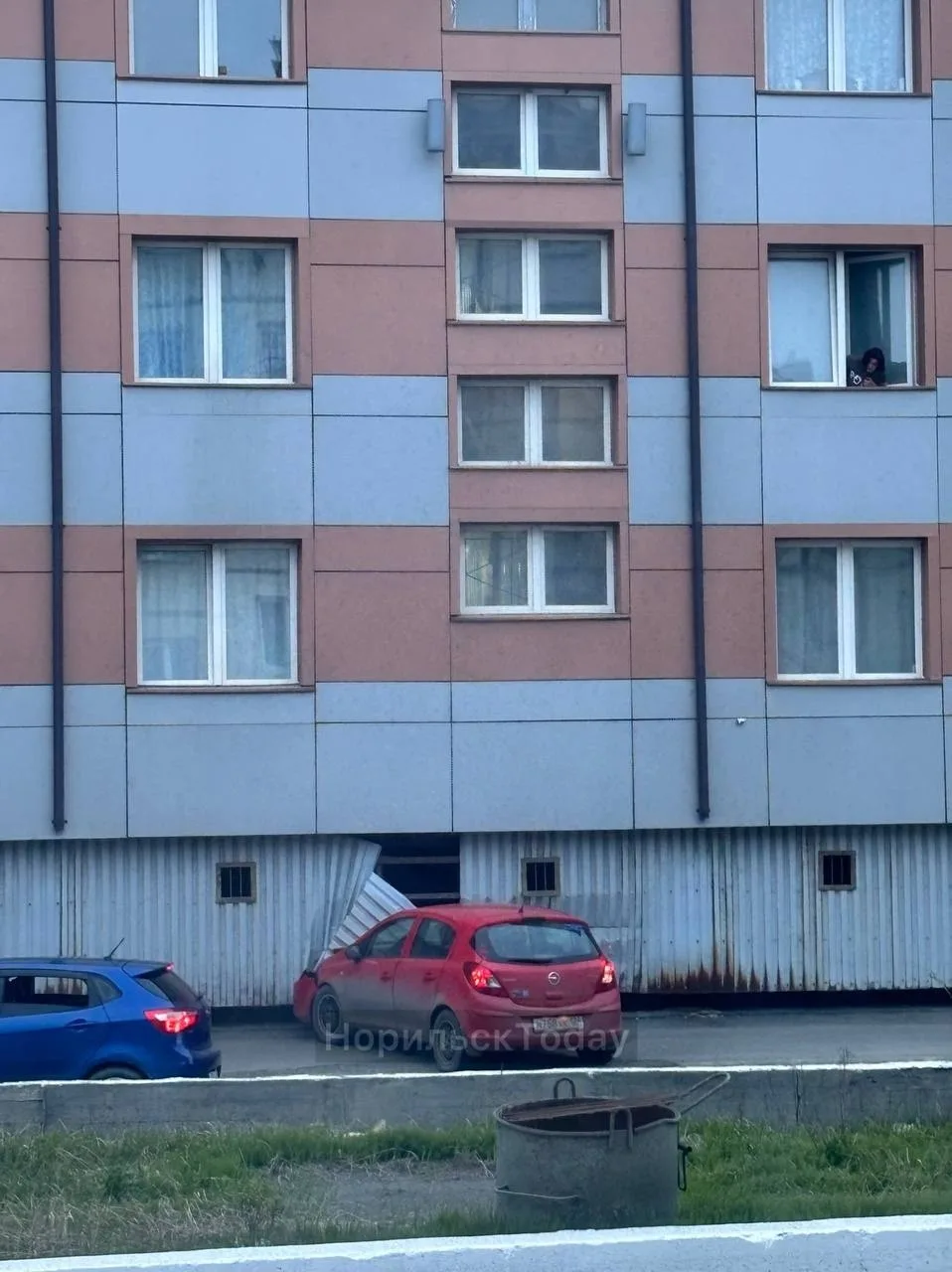 🤬 Пьяный водитель устроил ДТП

Прислали: «Слава Богу, что не сбил никого из людей!! Мужчины сбежали