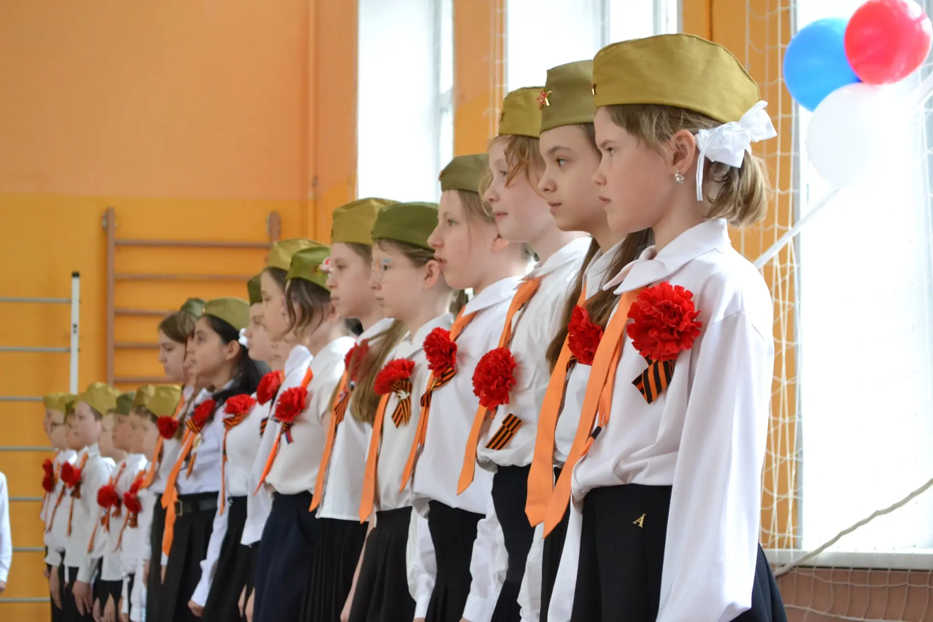 7 мая в школе прошёл традиционный конкурс-смотр строя и песни «Поём о славе России»🇷🇺   В смотре при