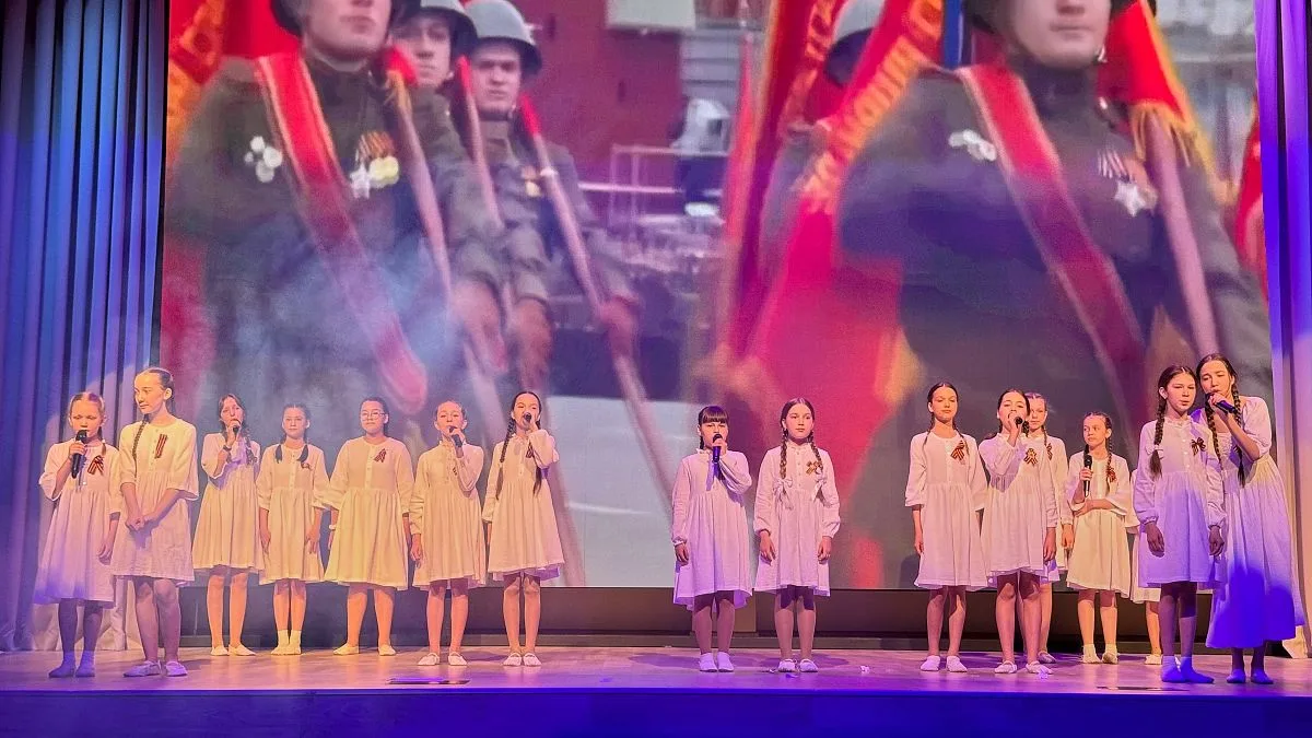 Театрализованное представление "Маяки" на сцене Гимназии №107 ко Дню Победы⚡️  Военная история о неу