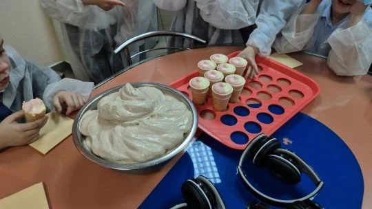 Ученики второго класса узнали секрет вкусного мороженого! Ребята посетили хладокомбинат вместе с кла