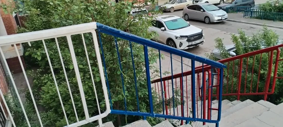 Жильцы дома по Нагорной, 7 провели субботник в своем дворе. Окрасили малые конструкции. УК «Атлант» 