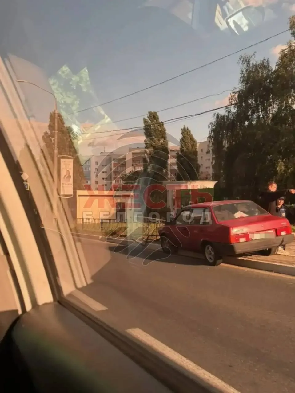 ❗️Возле остановки «Технолога» на улице Костюкова легковой автомобиль врезался в забор.