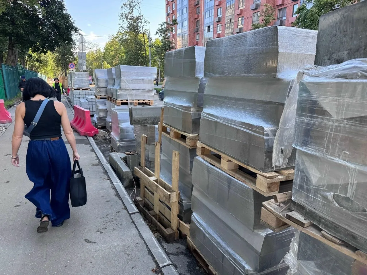 🚧 Благоустройство на 15-й Парковой: завезли бордюры

Житель поделился фото с улицы — рабочие присту
