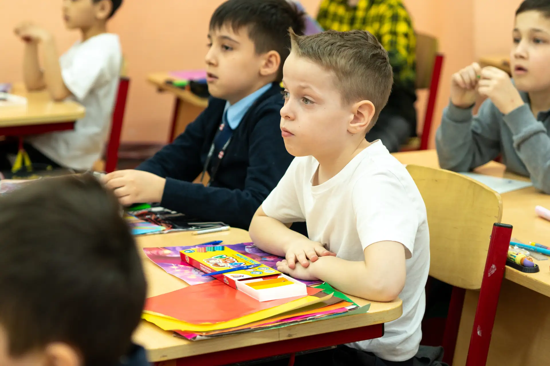 Страношары, пластилин и необычный учитель 💥  📣 Вчера во 2-Б прошёл очень необычный урок - у доски ст