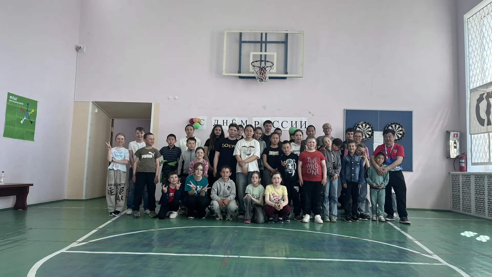 В спортивном зале нашего учреждения состоялась увлекательная встреча двух команд из детского лагеря 