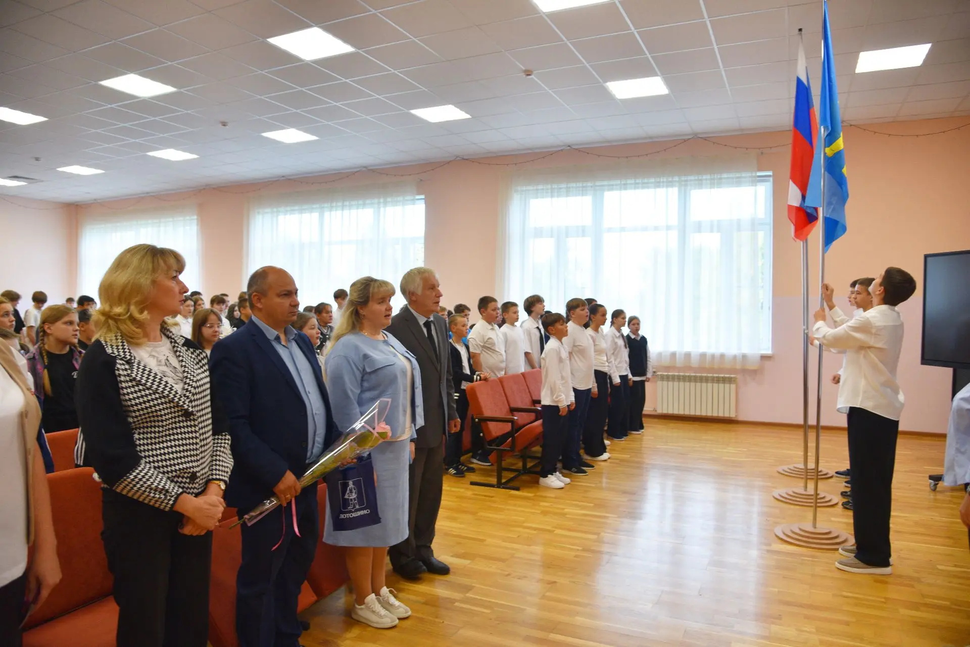 14 сентября глава муниципального округа Лотошино Екатерина Долгасова вручила первые пас...