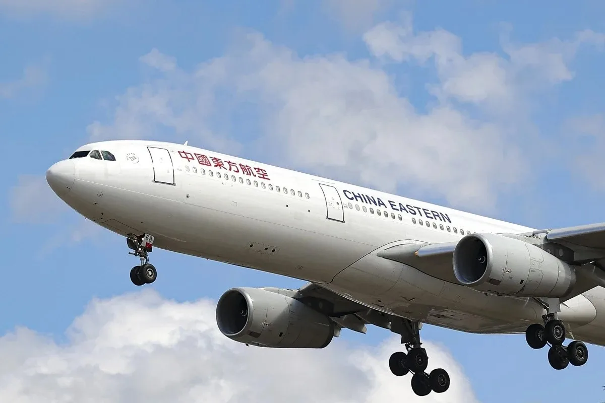 China Eastern внесла в черный список пассажира за унижение бортпроводницы