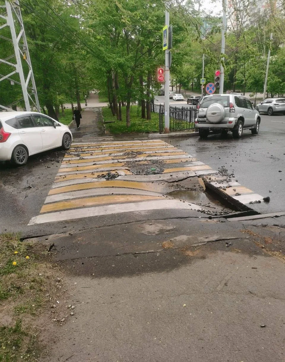 В Хабаровске начал проваливаться пешеходный переход.  На перекрёстке Уссурийского бульвара и Комсомо