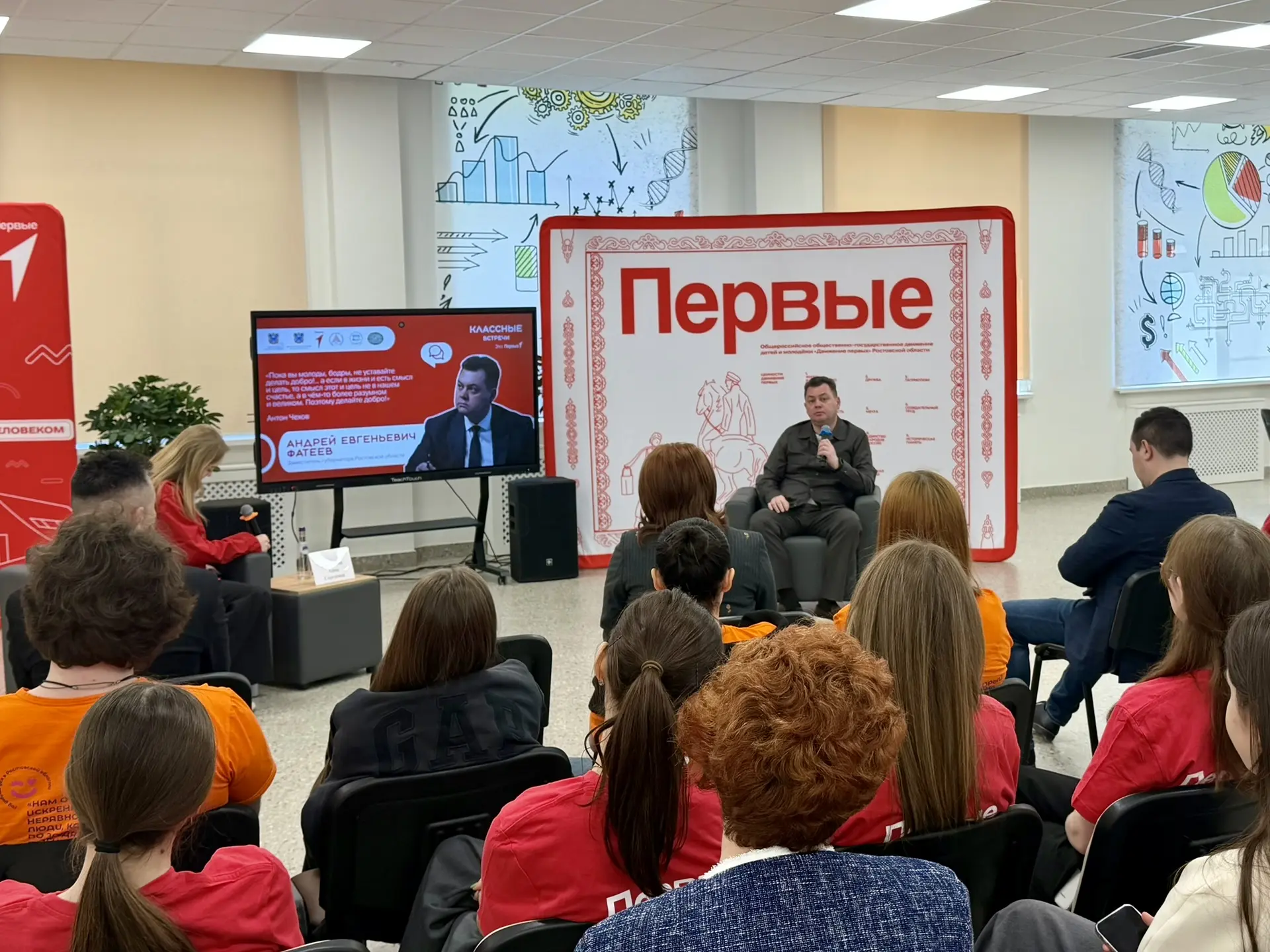 ❓Знаете, кем в детстве хотел стать заместитель губернатора Ростовской области Андрей Фатеев?  Космон