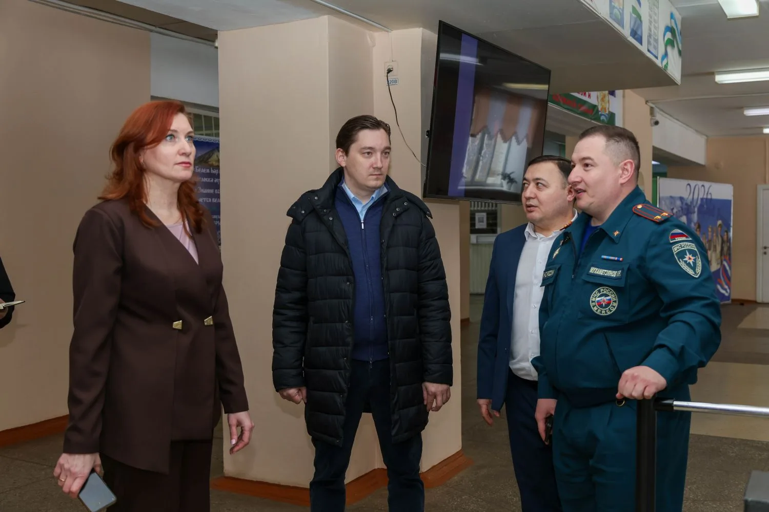 С утра проехал в школу №20.  Сегодня суббота, но здесь достаточно оживлённо: дети приходят на дополн