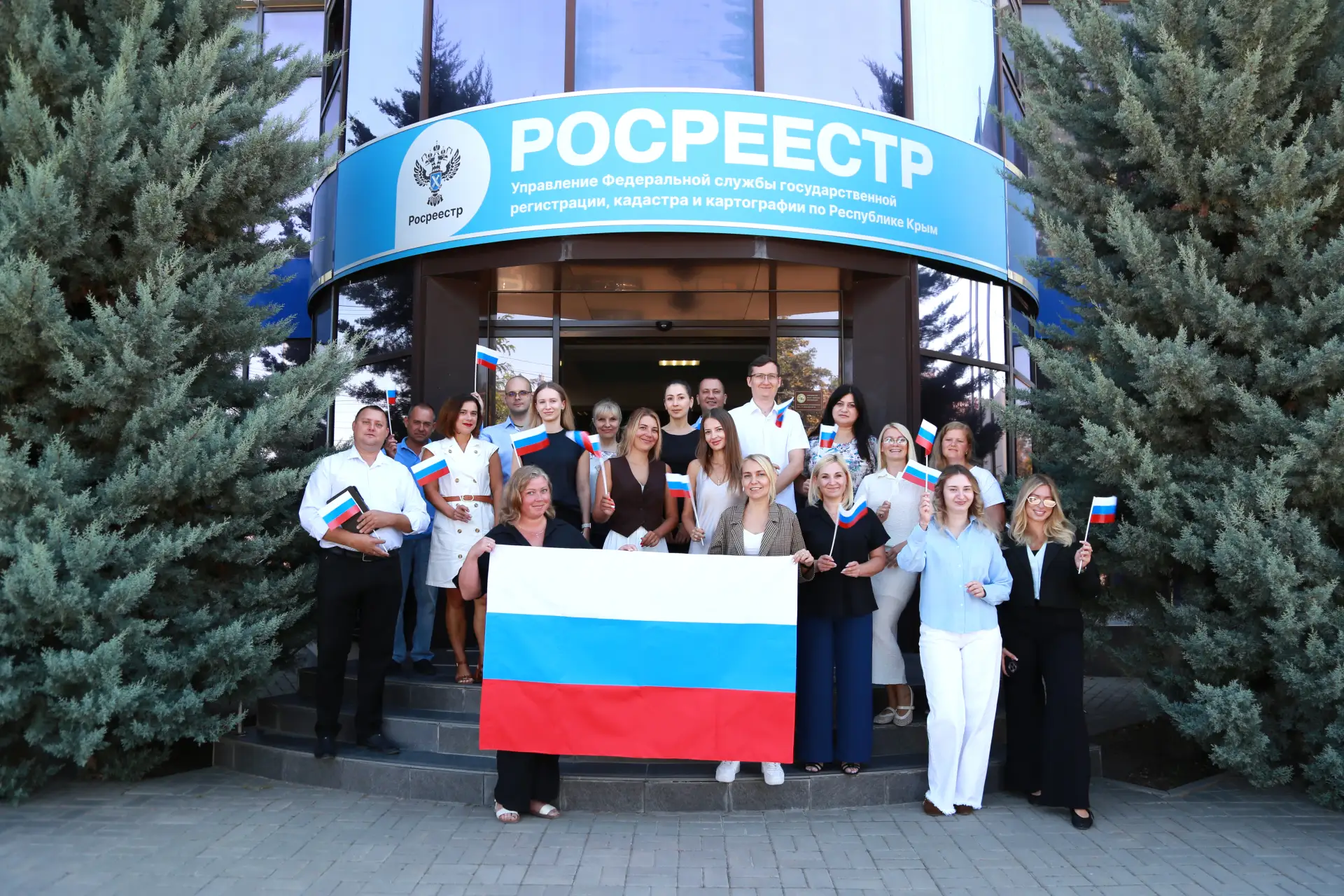 ПОЗДРАВЛЯЕМ С ДНЕМ ГОСУДАРСТВЕННОГО ФЛАГА РОССИИ!