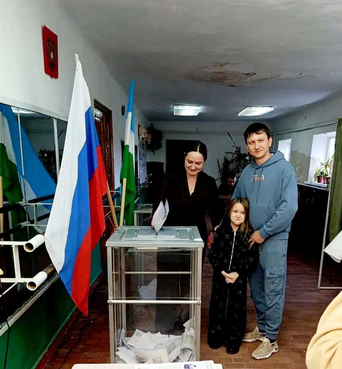 Голосование на участке № 90 идёт полным ходом. Хотя совсем скоро 20.00 двери избиральны...