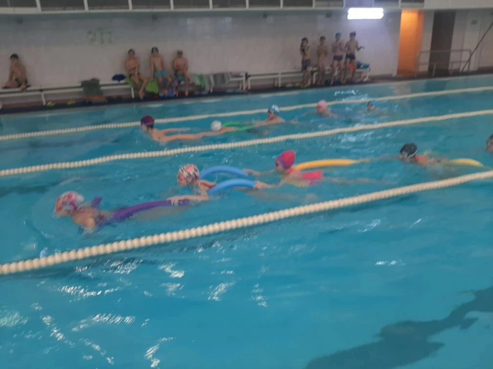 Жаркие баталии в прохладной воде! 🏊‍♂️  19 февраля в нашем школьном бассейне было по-настоящему шумн