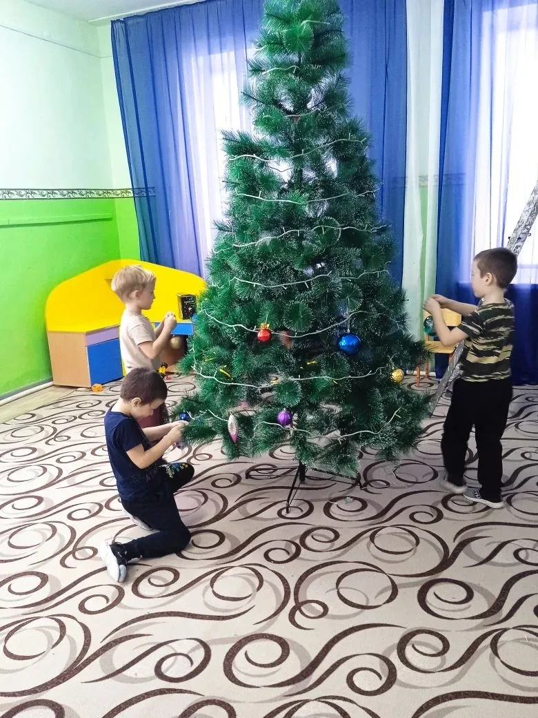 В детском саду «Лучик» сегодня особенный день — все ребята собрались, чтобы нарядить ёл...