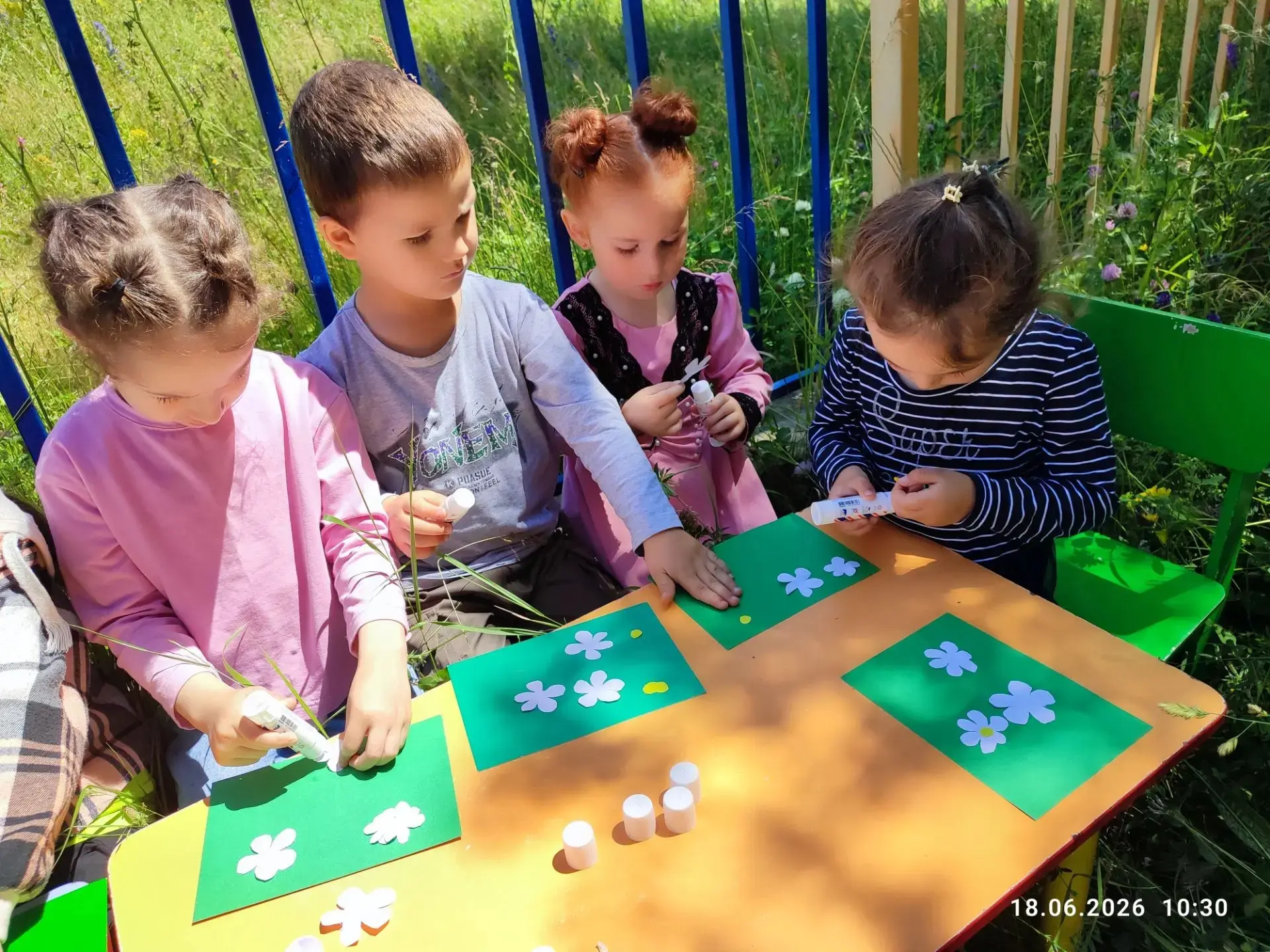 «Ромашки на лугу» (аппликация ) во 2 младшей группе"Радуга"🌼
Цель:  развитие творческих способносте