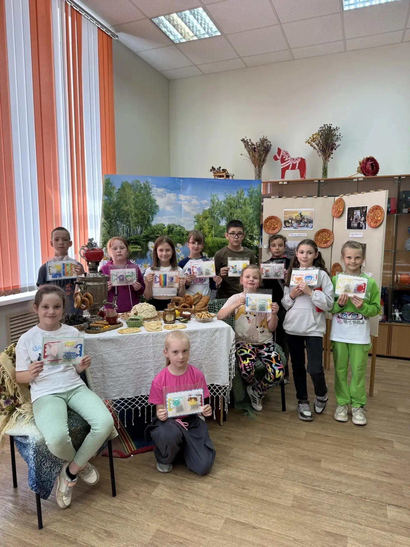 🌞ЛУЧИК

🏕️ В школьном лагере каждый день расписан по минутам: спорт, творчество, экскурсии — скуча