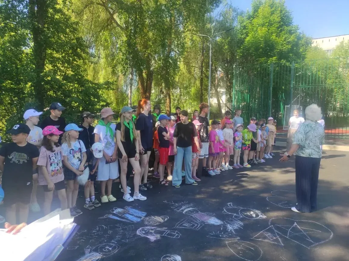 Новый день и новые навыки выживания в лагере 😎

Утро началось с напутсвенного слова директора, весе