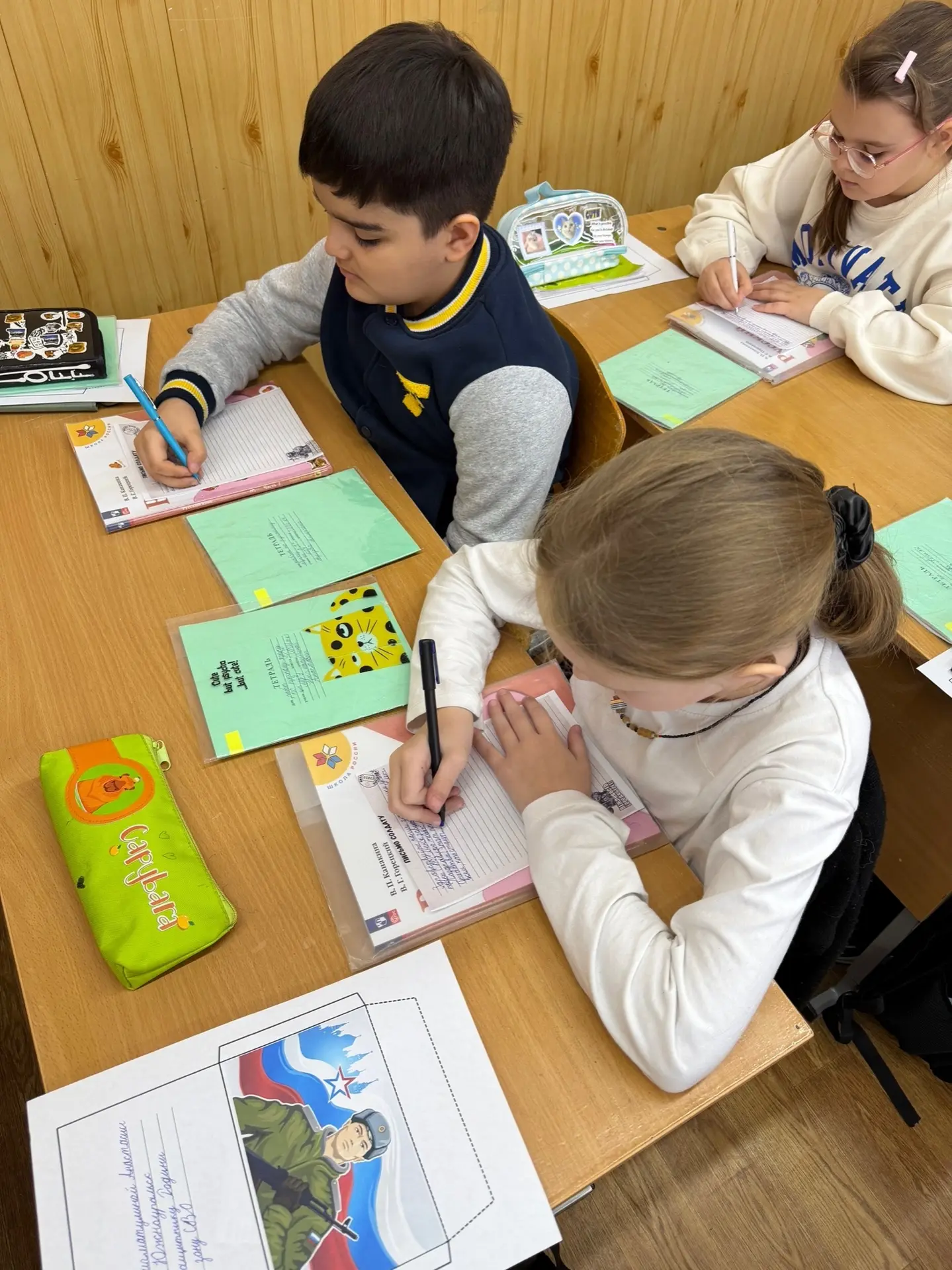 💌В день Защитника Отечества наши ребята приготовили особенное поздравление для бойцов СВО. Они вложи