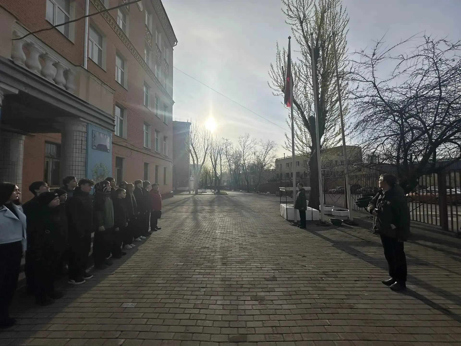 ЦЕРЕМОНИЯ ПОДНЯТИЯ ФЛАГА   🇷🇺 Учебная неделя после каникул традиционно началась с торжественной цере