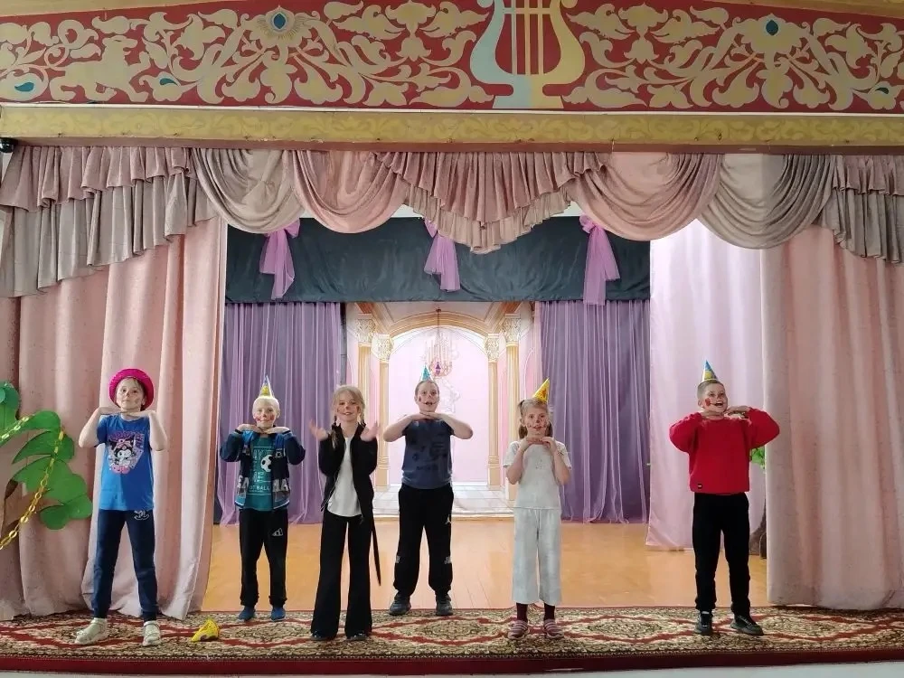 🎪 В нашей школе прошло весёлое мероприятие «Мы любим цирк!», организованный совместно друзьями из п