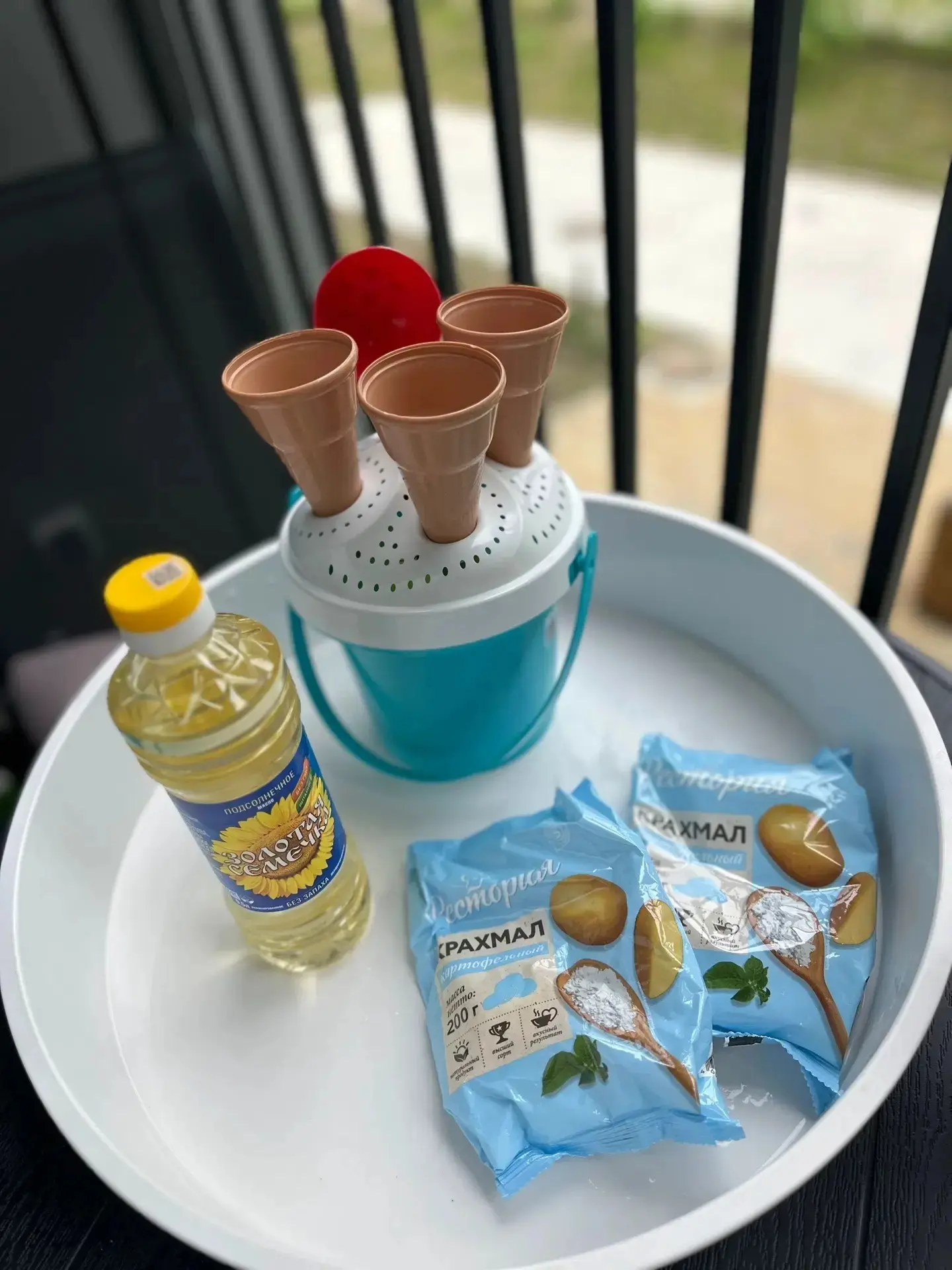 Снежная магия летом ❄️🍦
Смешайте крахмал с маслом,получится масса, как настоящий снег:
мягкая, расс