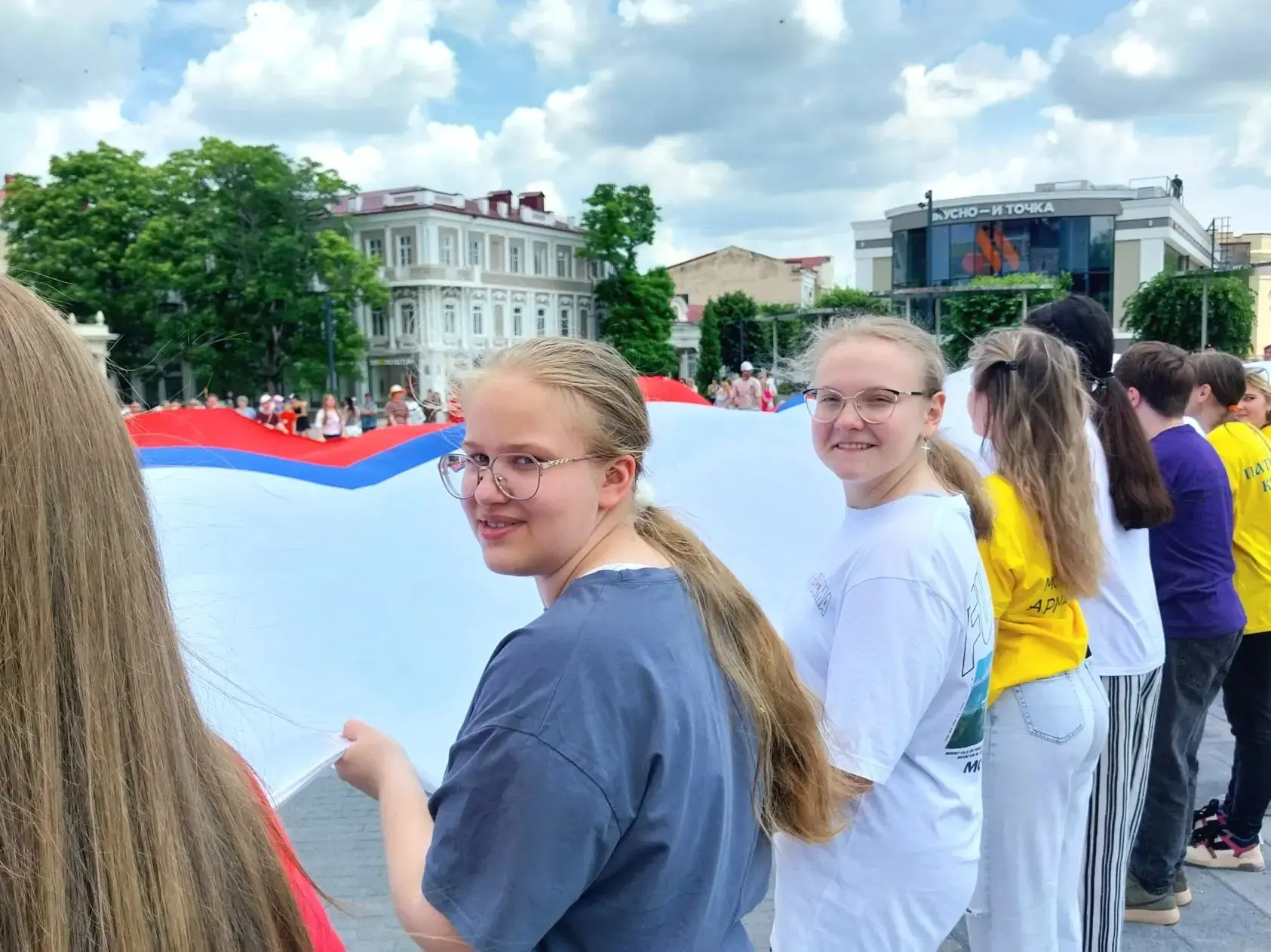 12 июня гимназисты встретились на центральной площади города. Одни выступили на сцене, другие принял