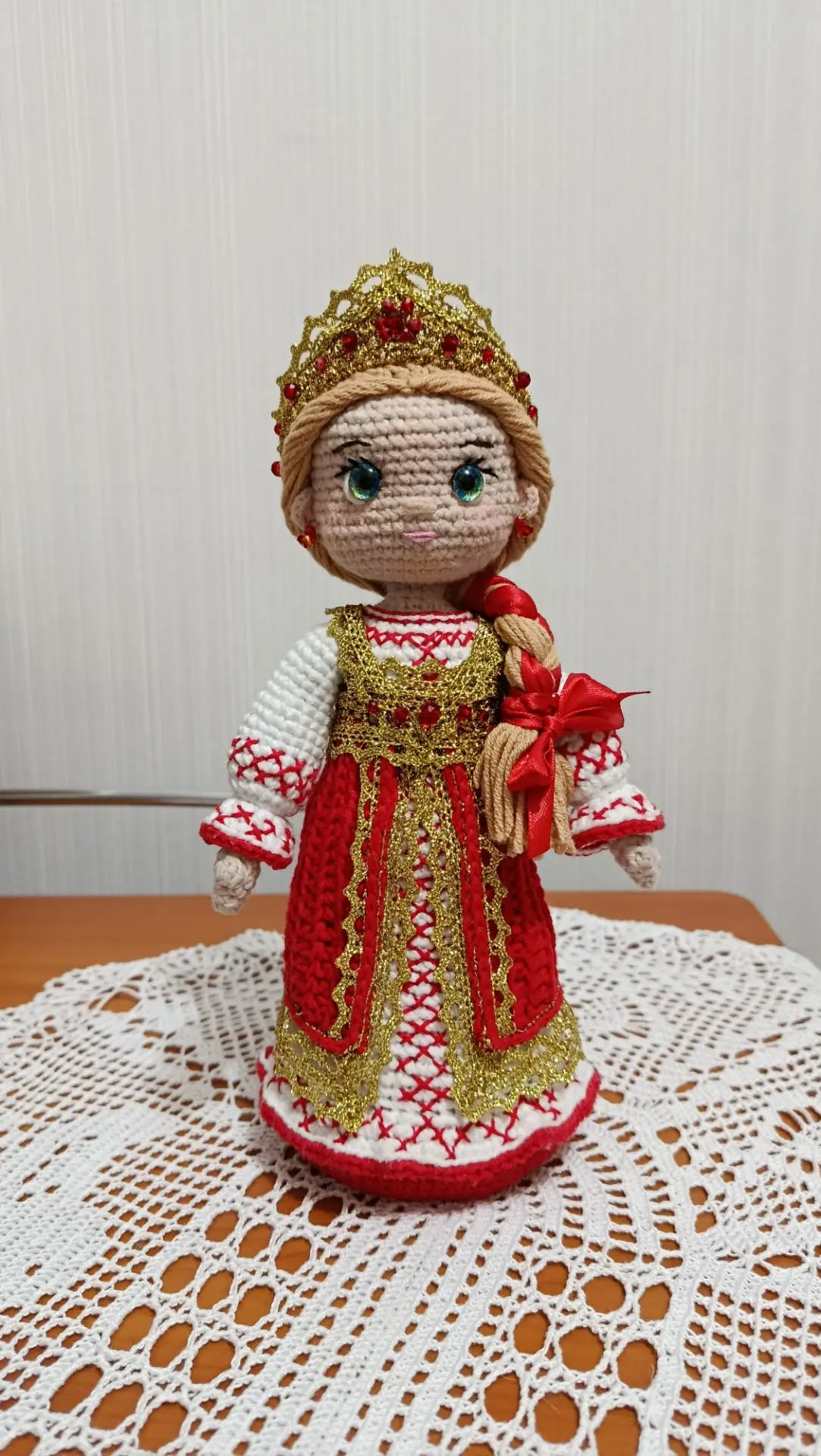 Сегодня дооформила куклу, которую планировала закончить ещё неделю назад.