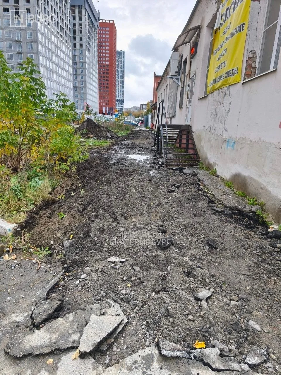 Екатеринбурженка показала, в каком состоянии находится пешеходная зона на улице Монтерской