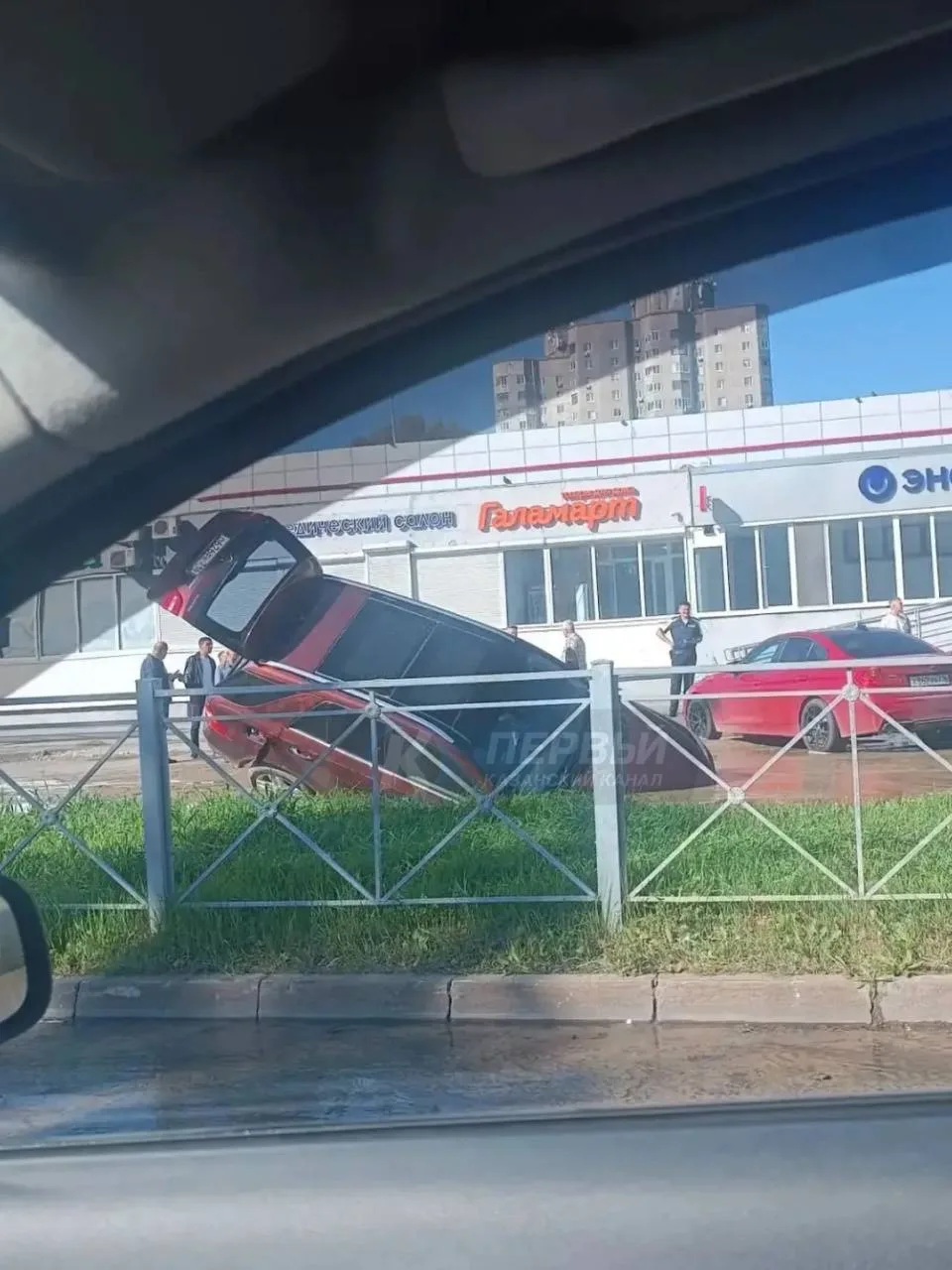 😨 На Адоратского после потопа машина провалилась в яму