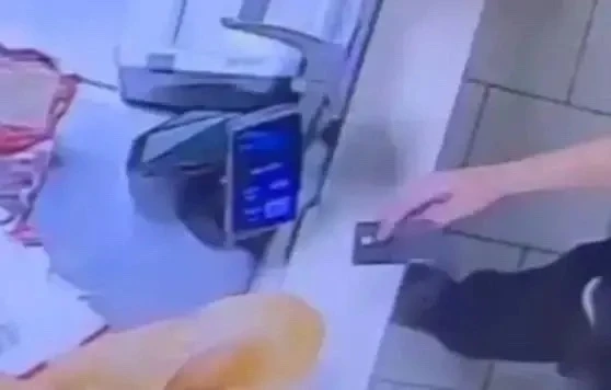 💳 В Тюмени мужчина потратил 15 тысяч рублей с найденной банковской карты — возбуждено ...