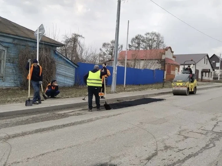 В Лаишево начался ямочный ремонт дорог 🚧🛠️  Подрядные организации приступили к работе на улицах: • Г