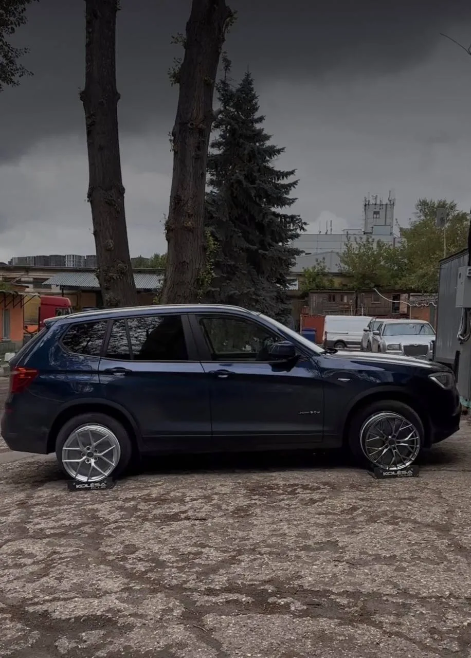 BMW X3 на примерке дисков в 18-ом диаметре