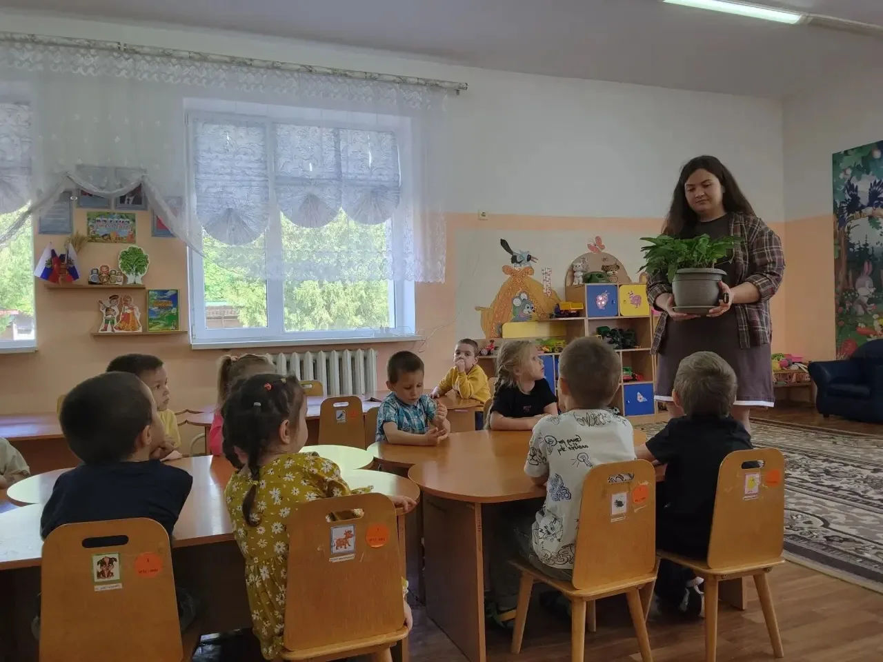 Сегодня ребята младше-средней группы изучали растительный мир. Занятие знакомит детей с...