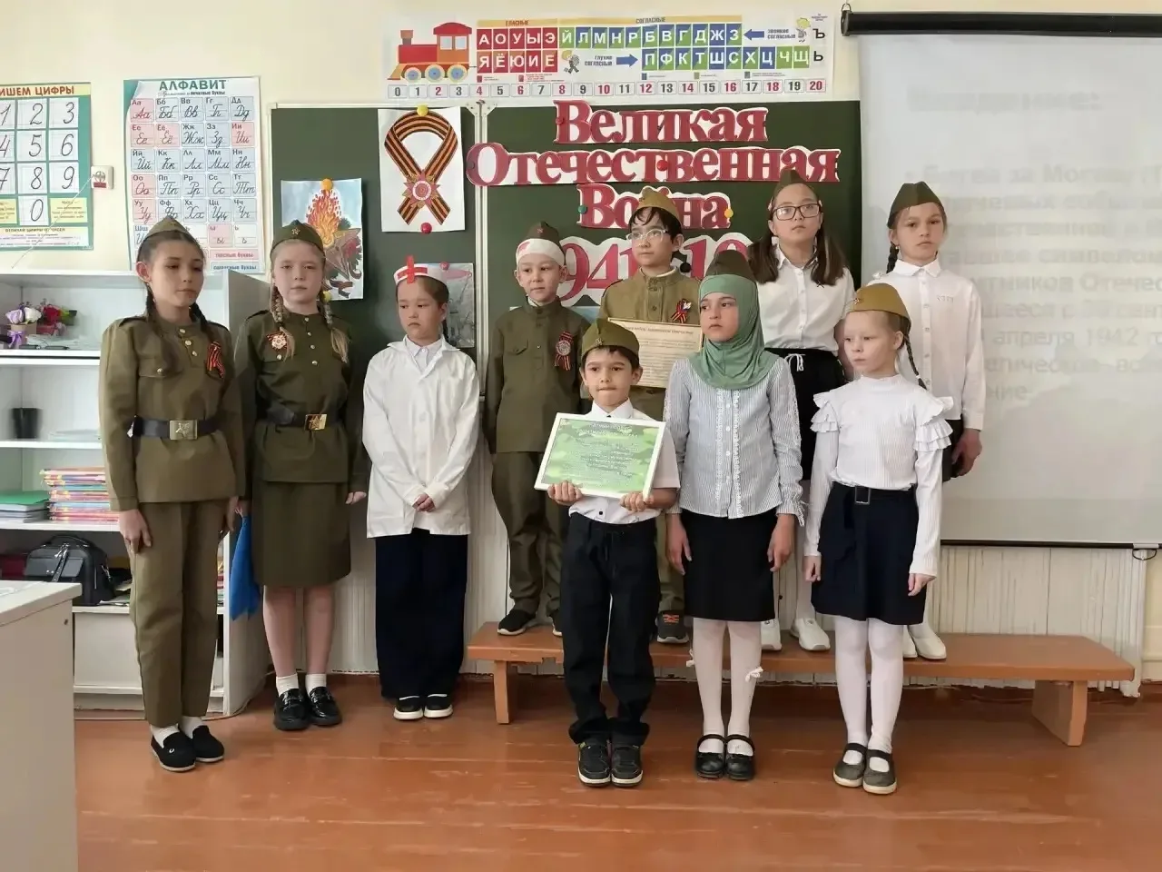 В рамках проектной деятельности учащиеся 1Б и 4Б классов защитили проект по теме: « Рат...