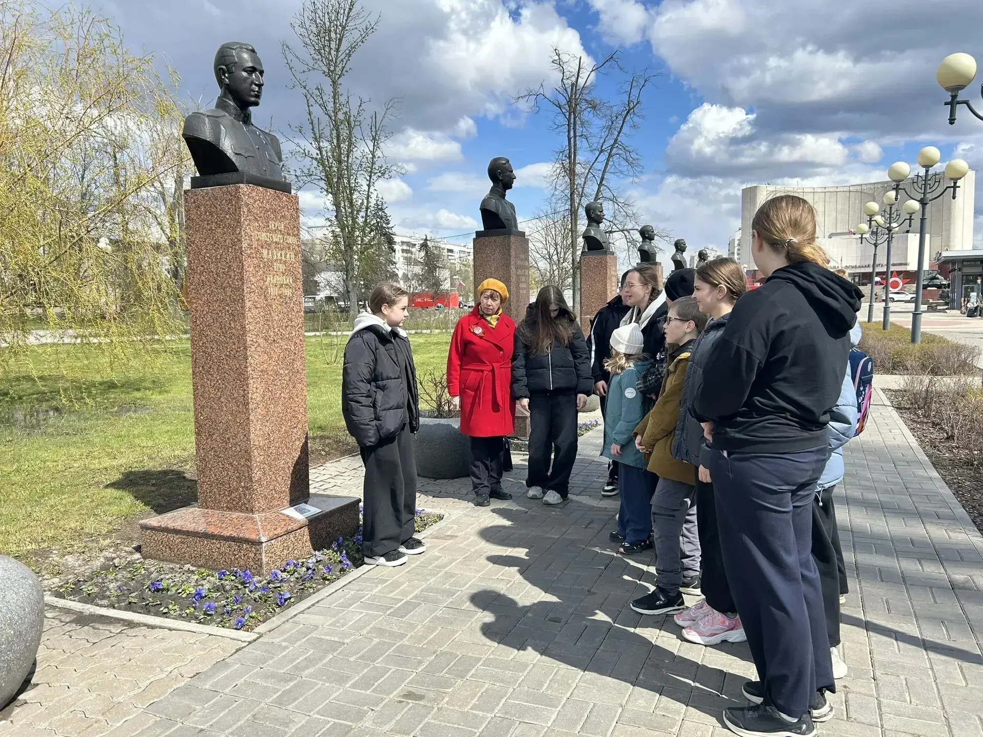 «Поклонимся великим тем годам» – под таким девизом прошёл классный час в 5А классе.   Ребята со свои