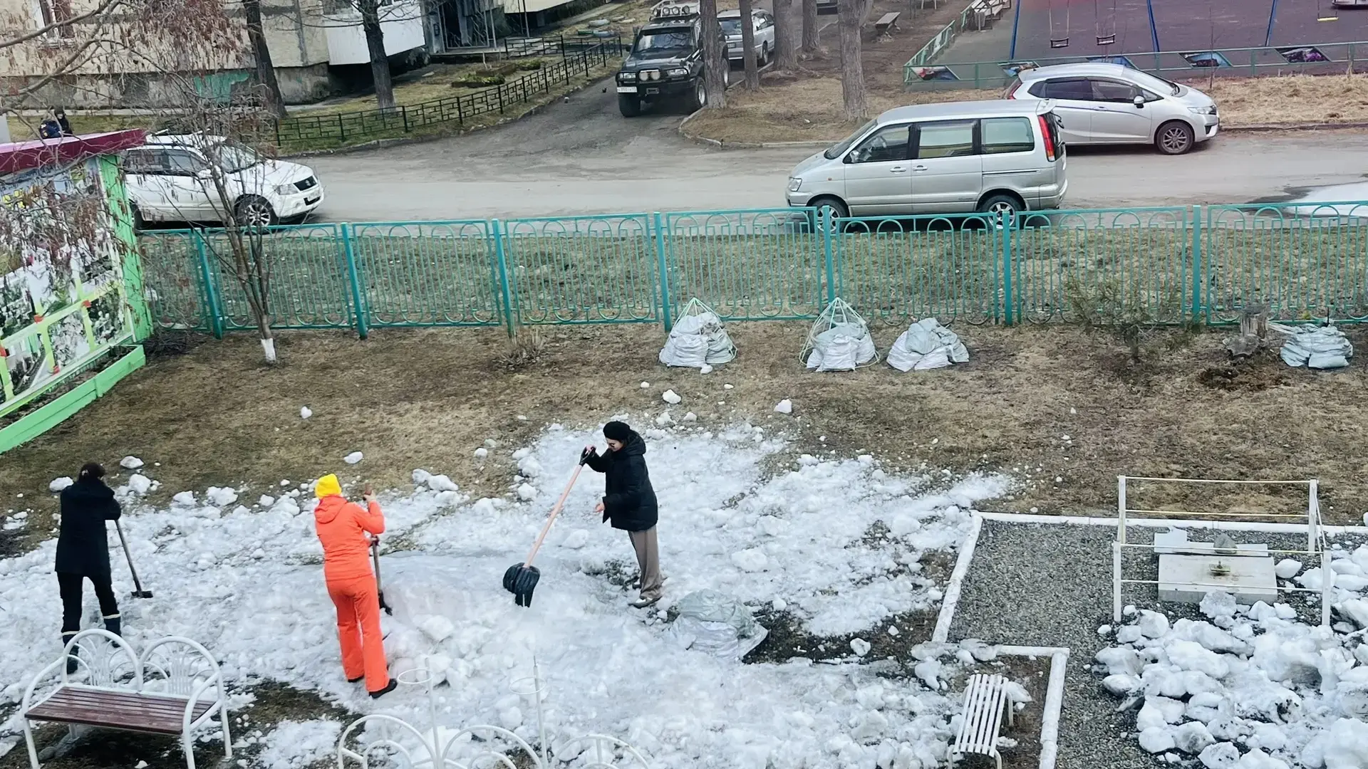 Весна идёт — весне дорогу! 🌸

Сегодня в нашем детском саду прошёл настоящий трудовой десант — весен