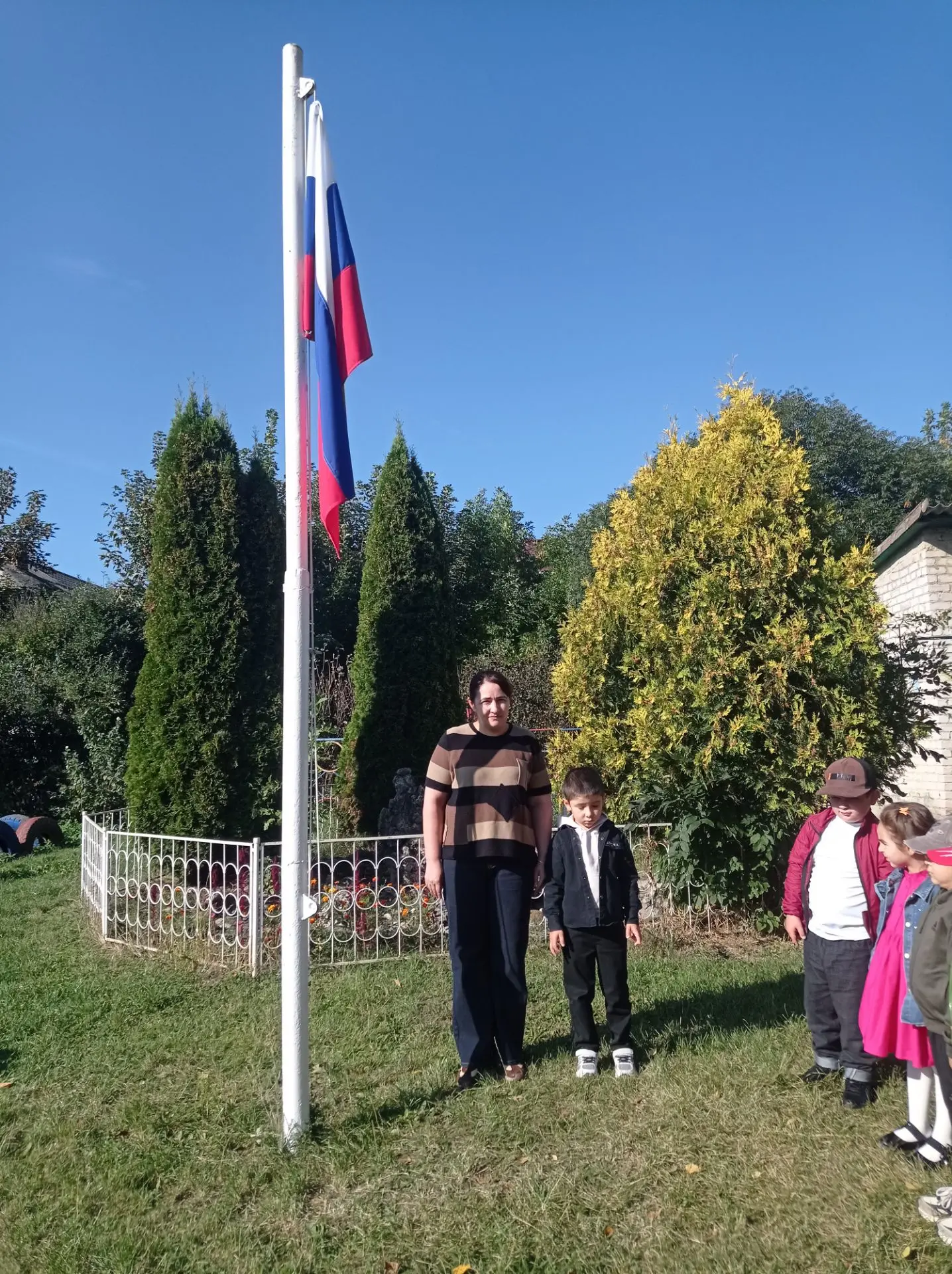 🇷🇺 Каждое утро понедельника в группе «Аистёнок» начинается с особой, торжественной тр...