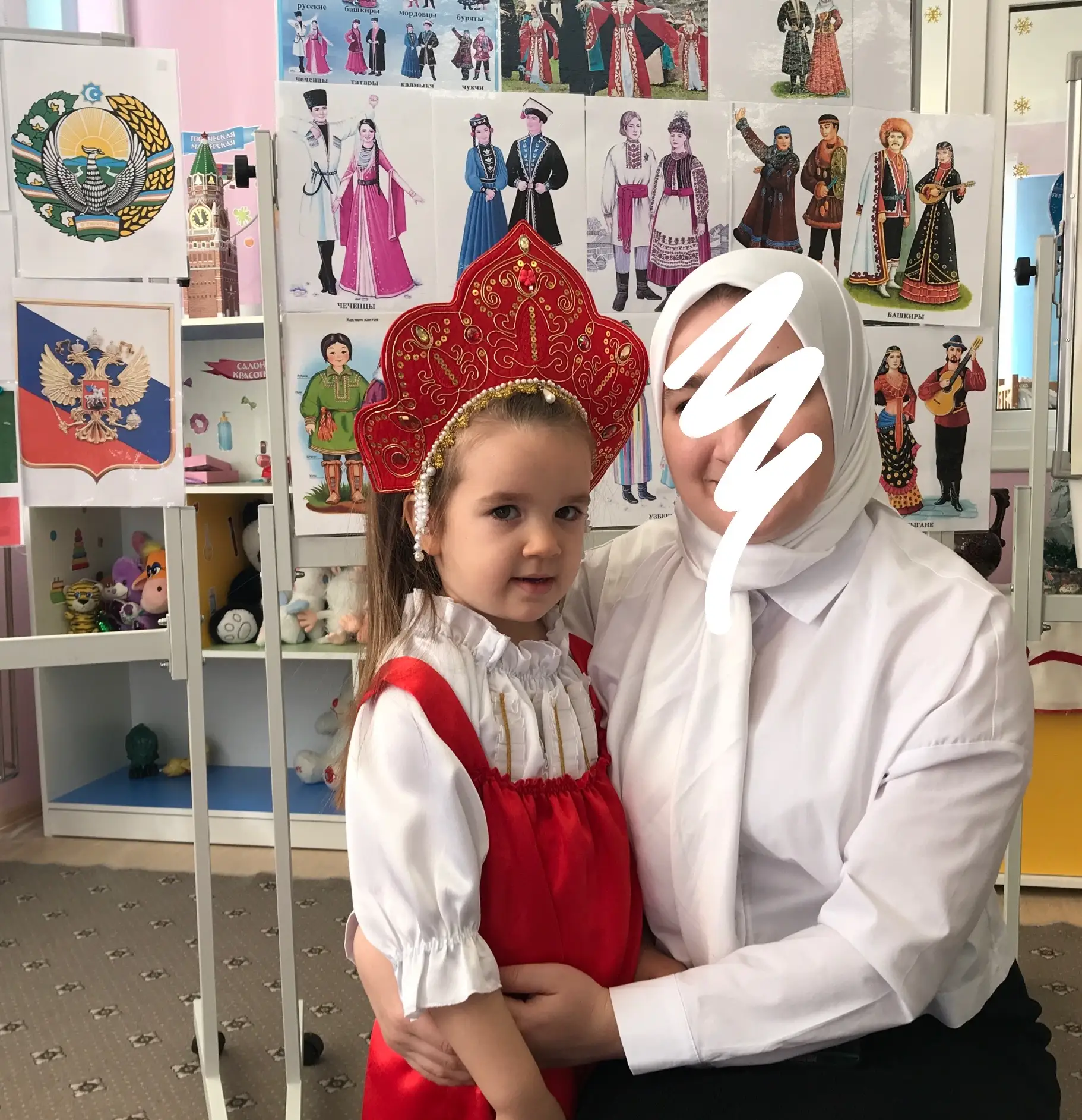 Наш логопед-психолог со своей доченькой,одетой в русский народный костюм🇷🇺✨