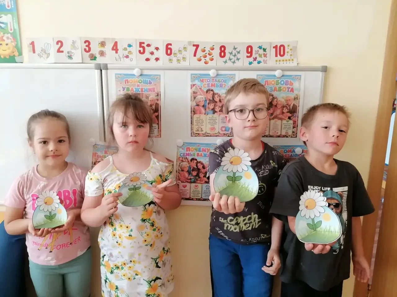 Дети группы "Божья коровка" 🐞🐞🐞изготовили поделки с символом Дня семьи, любви и верности.🌸🌸🌸