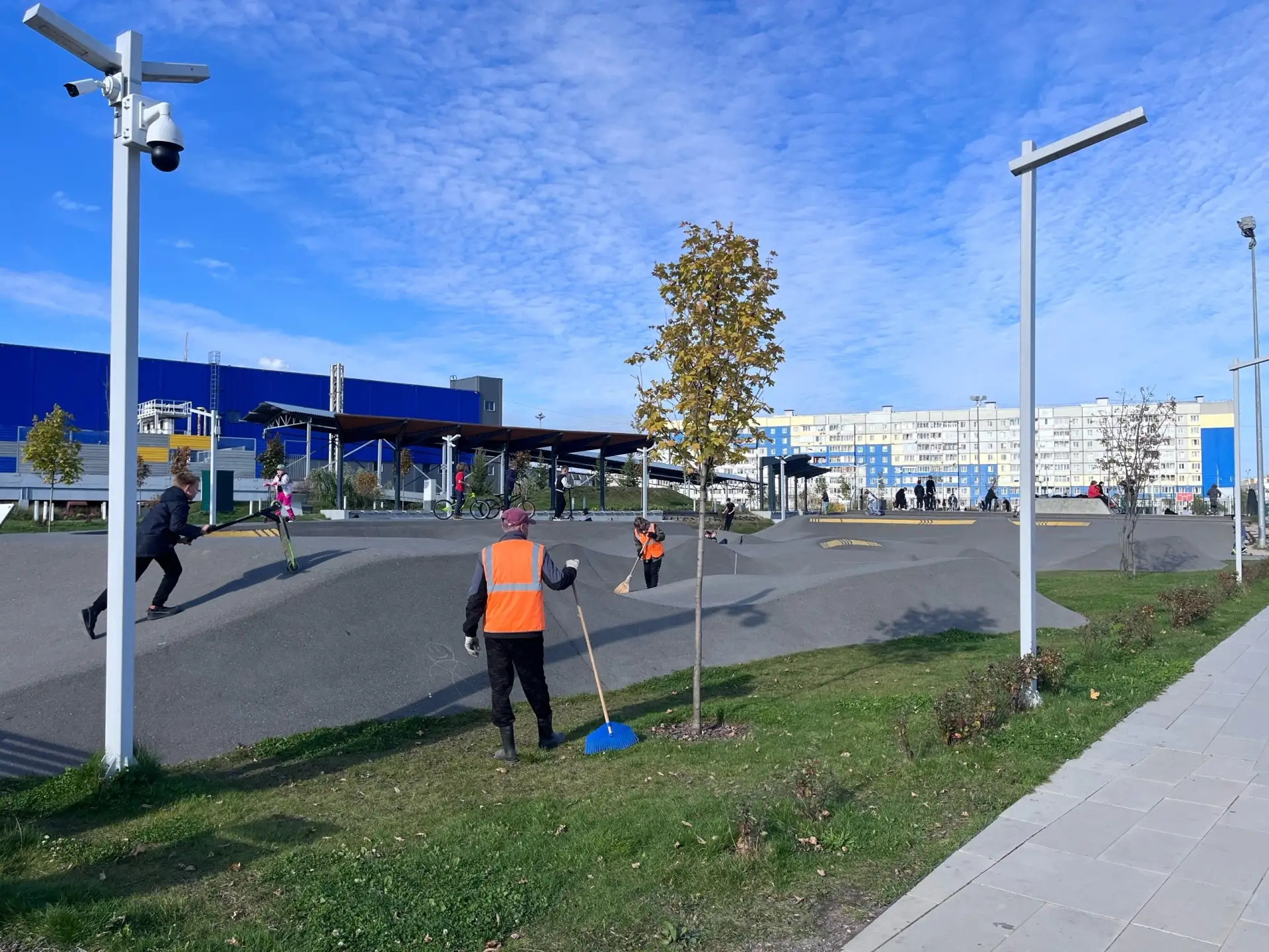 Уборку провели сегодня в парке «Серпантин» в Череповце. Рабочие собирали мусор и пожухл...