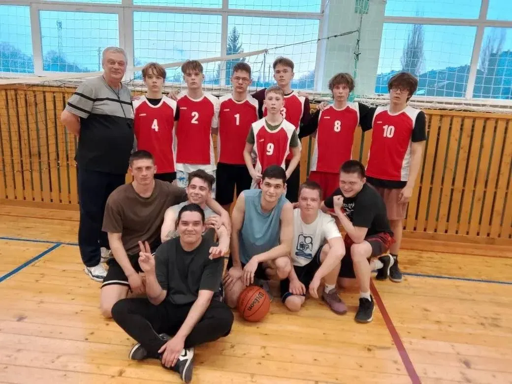 ⛹️‍♂️В понедельник наши юноши сыграли товарищескую встречу по баскетболу с выпускниками нашей школы🤩