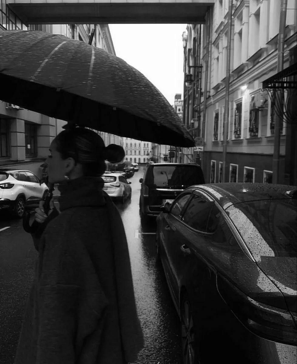 Небо снова опустилось ниже, и капли тихо шепчут в окна свои истории. В такие дни воздух наполняется 